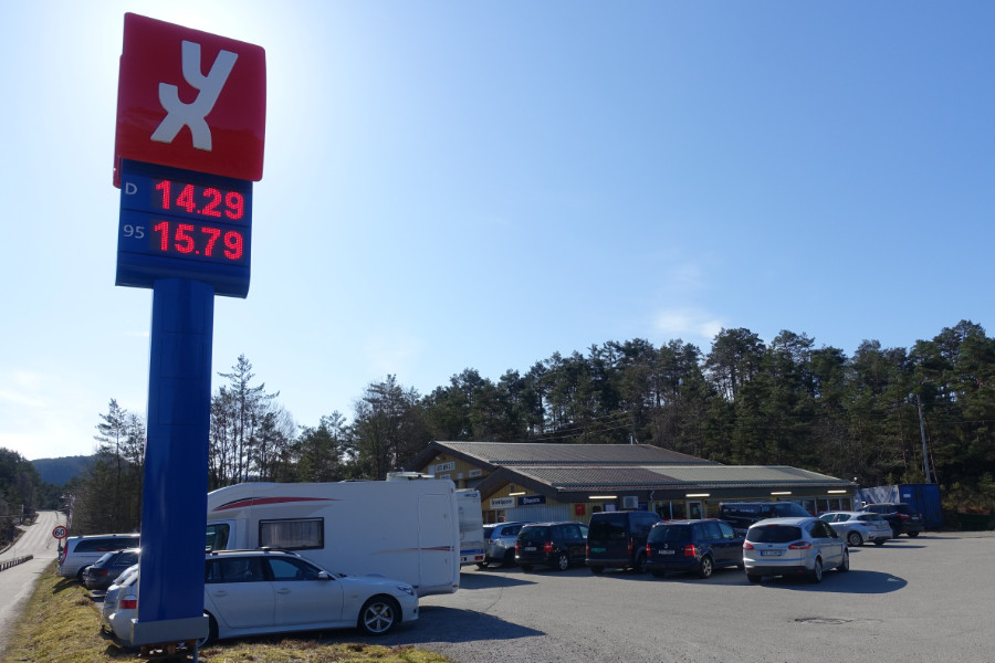 Auto-Mek A.S. verkstad på Hosteland med YX bensinstasjon